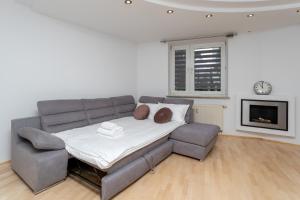 Pod Fortem Homely Apartment by BookingHost