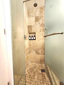 Downtown loft and 24-7 reception