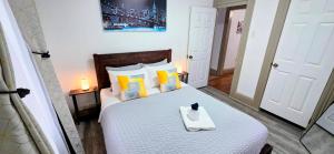 Spacious duplex retreat in city w Parking nearby