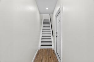 Modern 2 bedroom 1 bath unit 2 Near Airport, Xfinity Arena and Eagles Stadium