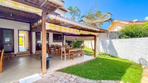 Aptos com 3 quartos sendo 1 suíte, no Residencial Lacorte, condomínio com piscina, área gourmet localizado a poucos metros da praia de Taperapuã