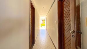 Aptos com 3 quartos sendo 1 suíte, no Residencial Lacorte, condomínio com piscina, área gourmet localizado a poucos metros da praia de Taperapuã