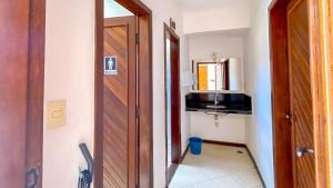 Aptos com 3 quartos sendo 1 suíte, no Residencial Lacorte, condomínio com piscina, área gourmet localizado a poucos metros da praia de Taperapuã