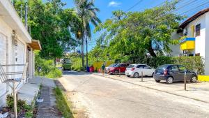 Aptos com 3 quartos sendo 1 suíte, no Residencial Lacorte, condomínio com piscina, área gourmet localizado a poucos metros da praia de Taperapuã