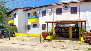 Aptos com 3 quartos sendo 1 suíte, no Residencial Lacorte, condomínio com piscina, área gourmet localizado a poucos metros da praia de Taperapuã