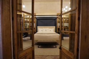 Por los Siglos de los Siglos Hotel