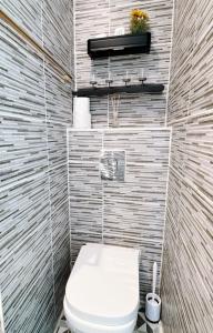 Comfy Stylish Unit Near Canary Wharf l Top Floor Ideal for Business and Leisure Privacy l No Minimum Stay I