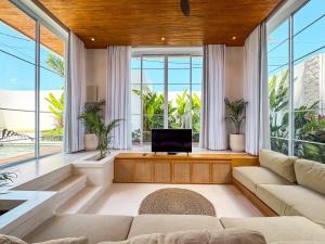 Luxury Beachside 3BD Villa with Pool & Rooftop Seseh