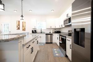 5 Min to Downtown - 12 to Elon - Deck - Wi-Fi