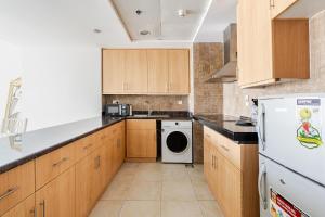 Amazing lake skyline view cozy apartment