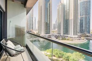 Amazing lake skyline view cozy apartment