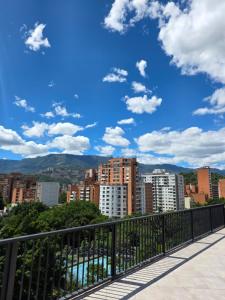 Apto Laureles con Aire ,Zona Trabajo, Central