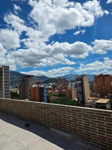 Apto Laureles con Aire ,Zona Trabajo, Central