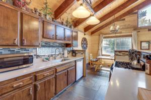 1 Mi to Slopes Big Bear Lake Alpen Haus with Spa