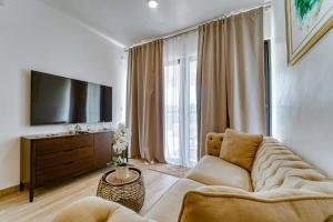 Luxury private suite with jacuzzi- romantic getaway!