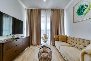 Luxury private suite with jacuzzi- romantic getaway!