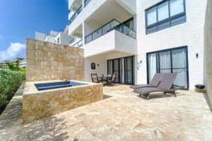 Luxury private suite with jacuzzi- romantic getaway!