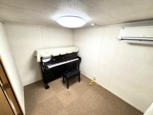 Quiet house in Shibuya Ward, private rental for up to 10 people, 3 bedrooms, piano room, 11 minutes walk from Hatagaya Station 貸切一軒家10名様 新宿駅から4分の幡ヶ谷駅徒歩11分 渋谷駅直通バス停徒歩1分 ピアノと防音