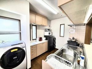 Quiet house in Shibuya Ward, private rental for up to 10 people, 3 bedrooms, piano room, 11 minutes walk from Hatagaya Station 貸切一軒家10名様 新宿駅から4分の幡ヶ谷駅徒歩11分 渋谷駅直通バス停徒歩1分 ピアノと防音