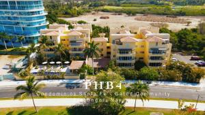 1 Block from Beach, Sleeps 10, Penthouse