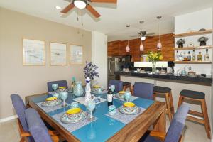 1 Block from Beach, Sleeps 10, Penthouse