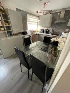 Purley Cottage - 3 Bed House with FREE Parking