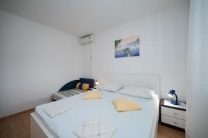 Apartments with parking space Lopar, Rab - 23736