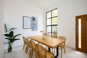 Luxury 5BR Home - Park Views - Near CBD & Airport