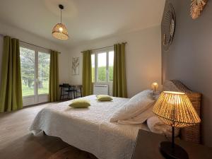 Maison contemporaine avec jardin au calme, proche centre village - FR-1-489-417