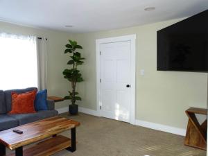 Comfortable Renovated 3 Bed Apartment