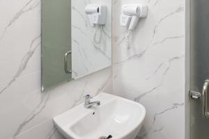 RedDoorz Plus Syariah at Lotus Residence