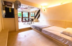 2 Bedroom Loft, Kitchen, Garden