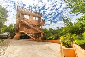 Central Location, AC, Kitchen