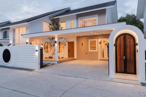 White Wood Family Villa, 5 Kingbeds, 12 mins airport