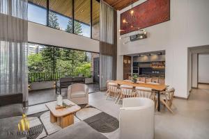 Morph 302 - Modern apt high ceilings BBQ/Jacuzzi