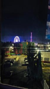 Departamento moderno a un lado de la feria