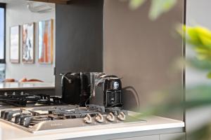 Gorgeous City Views 2BR Apartment with Pool and Gym