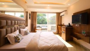 FlxHo Horizon ONE - Luxury Hotel & Residences Golf Course Road, 2 Min from 42-43 Metro Station