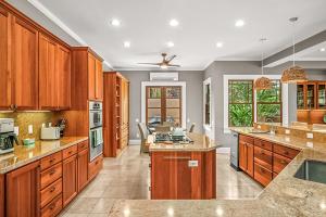 Tiki Villa Poipu 5Bd Pool & AC Sleeps 16