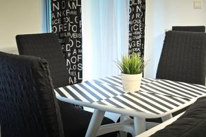 Zeusplace Black and White Retreat