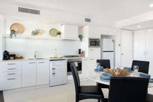 Coastal Comfort in Surfers. 1BR Plus Study