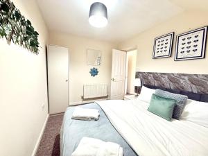 Semi-Detached Holiday Home in Ashford with Spacious Parking in Secure Neighbourhood