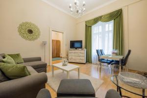 Green Lantern Home Downtown with AirCon Basilica