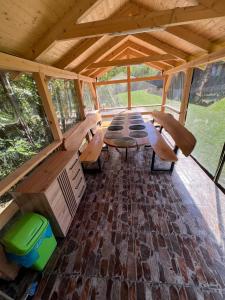 Căbănuțele de lângă râu