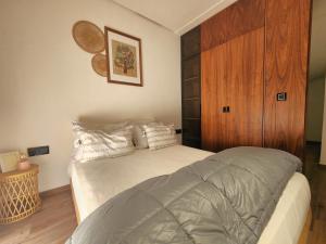 The 28 Triangle dOr by IB Signature - Stylish two-Bedroom flat - Wifi, Self Check-in, Day and Night Security, Terrace, Swimming pool, free parking close toamenities