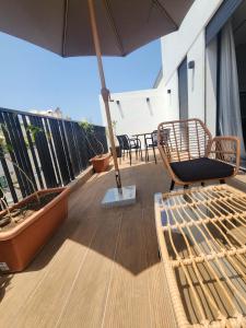 The 28 Triangle dOr by IB Signature - Stylish two-Bedroom flat - Wifi, Self Check-in, Day and Night Security, Terrace, Swimming pool, free parking close toamenities