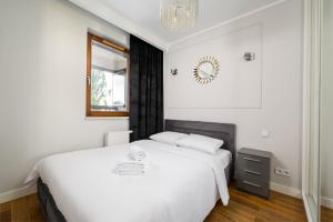 Wola Grzybowska Lavish Apartment by BookingHost