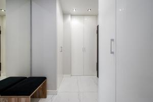 Wola Grzybowska Lavish Apartment by BookingHost