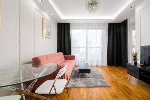 Wola Grzybowska Lavish Apartment by BookingHost