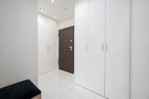 Wola Grzybowska Lavish Apartment by BookingHost